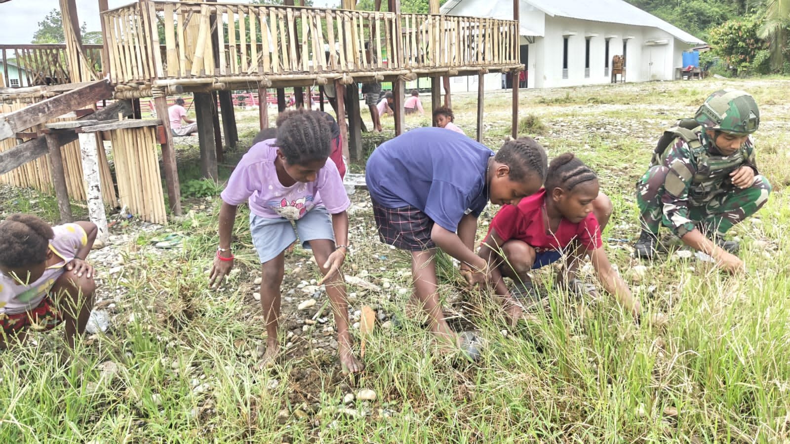 Personel Satgas Yonif 521/DY bersama jemaat membersihkan Gereja GKI Tigris Muaranawa. - thewasesanews.com