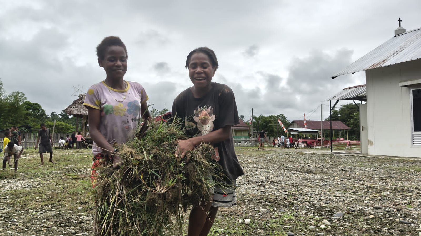 Personel Satgas Yonif 521/DY bersama jemaat membersihkan Gereja GKI Tigris Muaranawa. - thewasedanews.com