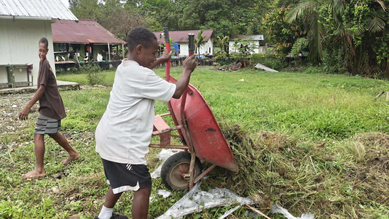 Personel Satgas Yonif 521/DY bersama jemaat membersihkan Gereja GKI Tigris Muaranawa. - thewasesanews.com