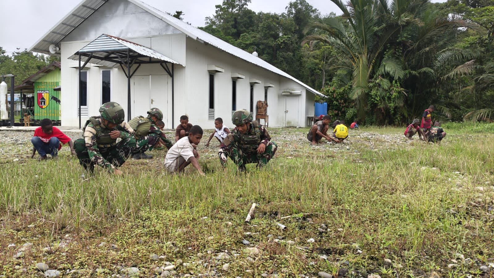 Personel Satgas Yonif 521/DY bersama jemaat membersihkan Gereja GKI Tigris Muaranawa. - thewasesaness.com