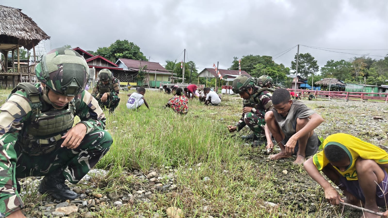 Personel Satgas Yonif 521/DY bersama jemaat membersihkan Gereja GKI Tigris Muaranawa. - thewasesanews.com