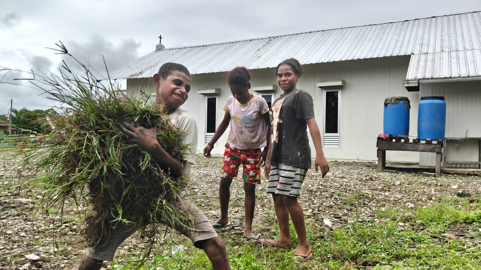 Personel Satgas Yonif 521/DY bersama jemaat membersihkan Gereja GKI Tigris Muaranawa.- thewasesanews.com