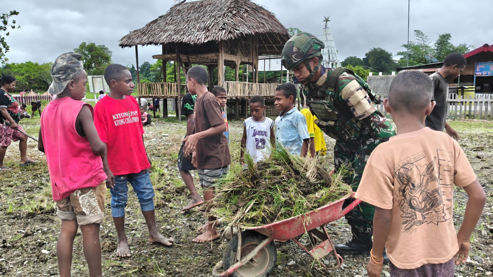 Personel Satgas Yonif 521/DY bersama jemaat membersihkan Gereja GKI Tigris Muaranawa. - thewasesanews.com