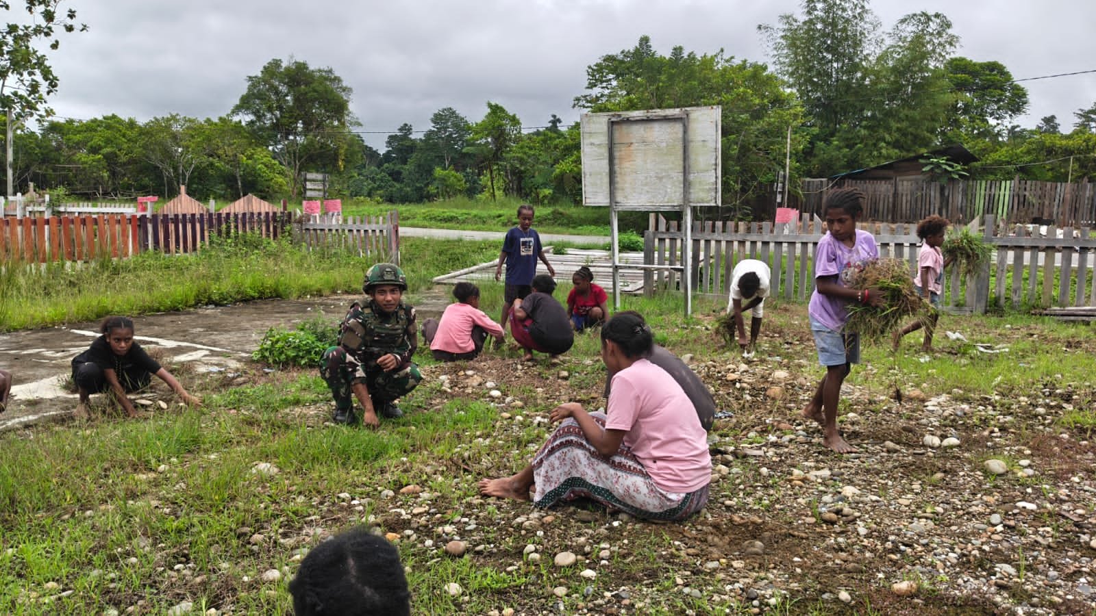 Personel Satgas Yonif 521/DY bersama jemaat membersihkan Gereja GKI Tigris Muaranawa. - thewasesaness.com