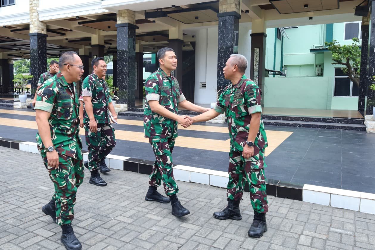 Pangdam I/BB Mayjen TNI Hendy Antariksa saat meninjau fasilitas Rumkitlap di Makodam I/BB. - thewasesanews.com