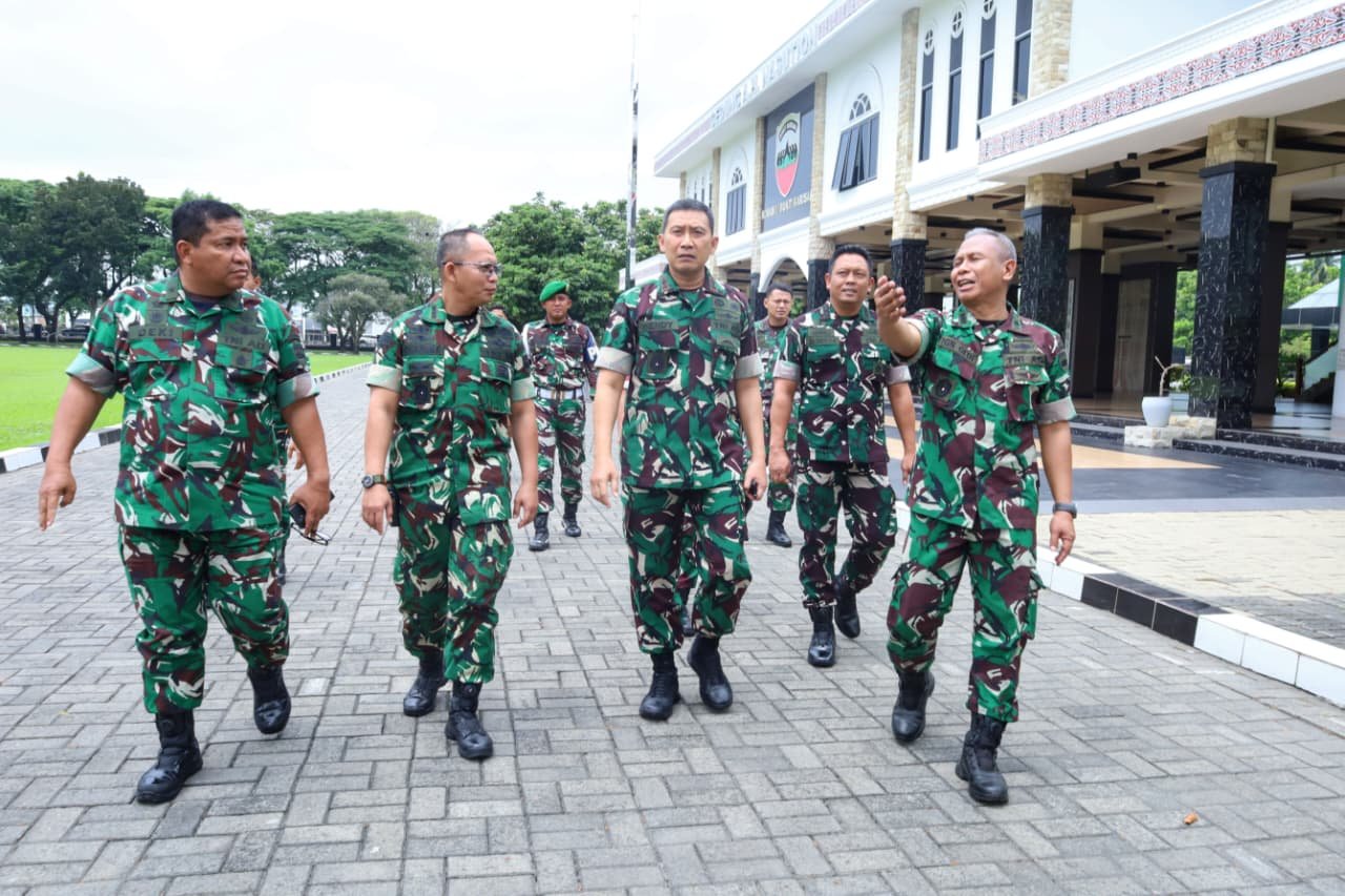 Pangdam I/BB Mayjen TNI Hendy Antariksa saat meninjau fasilitas Rumkitlap di Makodam I/BB. - thewasesanews.com