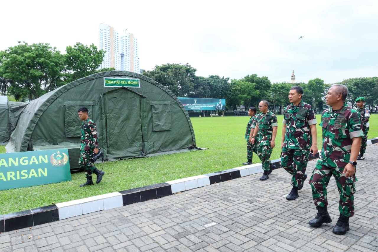 Pangdam I/BB Mayjen TNI Hendy Antariksa saat meninjau fasilitas Rumkitlap di Makodam I/BB.- thewasesanews.com