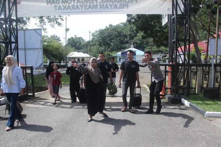 Kapolres Halteng AKBP Fiat Dedawanto melepas keberangkatan warga Program Balik Gratis Presisi 2026. - thewasesanews.com