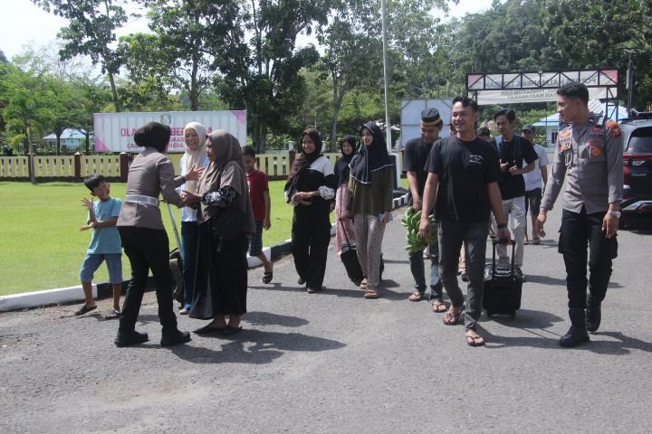 Kapolres Halteng AKBP Fiat Dedawanto melepas keberangkatan warga Program Balik Gratis Presisi 2026. - thewasesanews.com