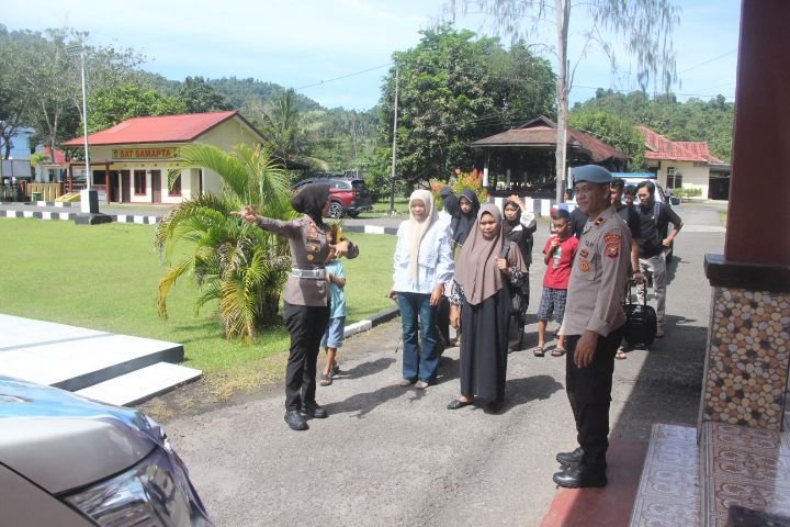 Kapolres Halteng AKBP Fiat Dedawanto melepas keberangkatan warga Program Balik Gratis Presisi 2026. - thewasesanews.com