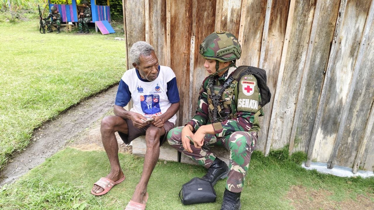 Personel Satgas Yonif 521/DY memberikan pelayanan kesehatan gratis kepada warga Distrik Kurima. - thewasesanews.com