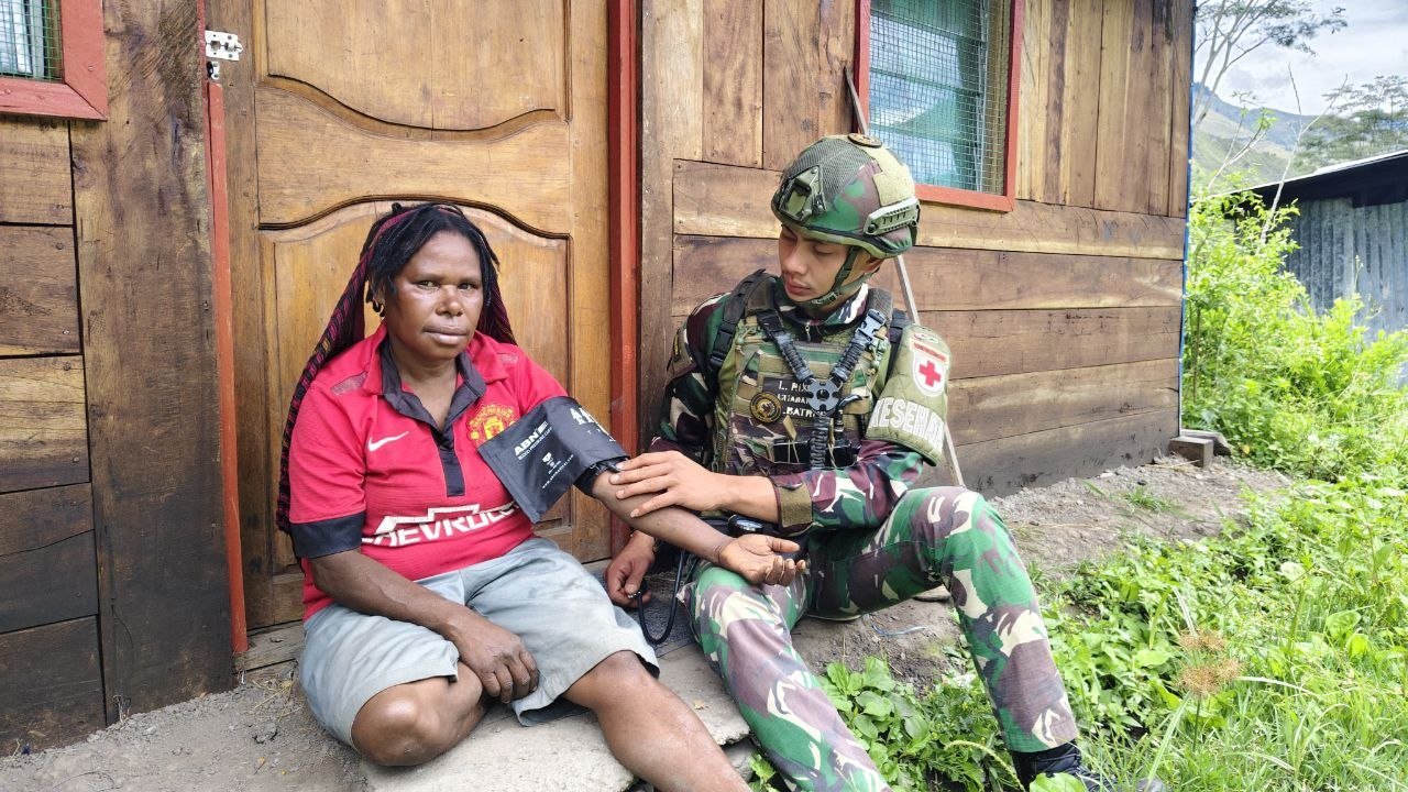 Personel Satgas Yonif 521/DY memberikan pelayanan kesehatan gratis kepada warga Distrik Kurima. - thewasesanews.com