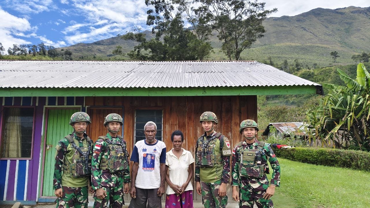 Personel Satgas Yonif 521/DY memberikan pelayanan kesehatan gratis kepada warga Distrik Kurima. - thewasesaness.com