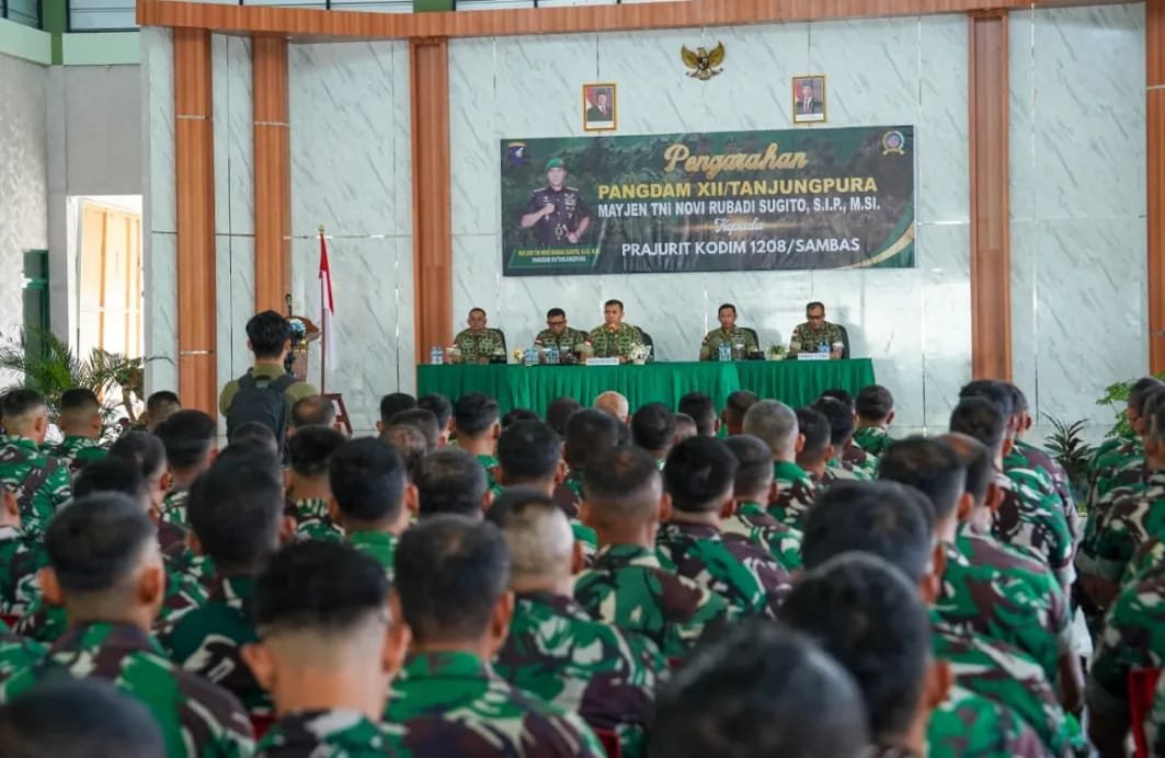 Pangdam XII/Tpr Mayjen TNI Novi Rubadi Sugito memberikan pengarahan di Makodim 1208/Sambas. - thewasesanews.com
