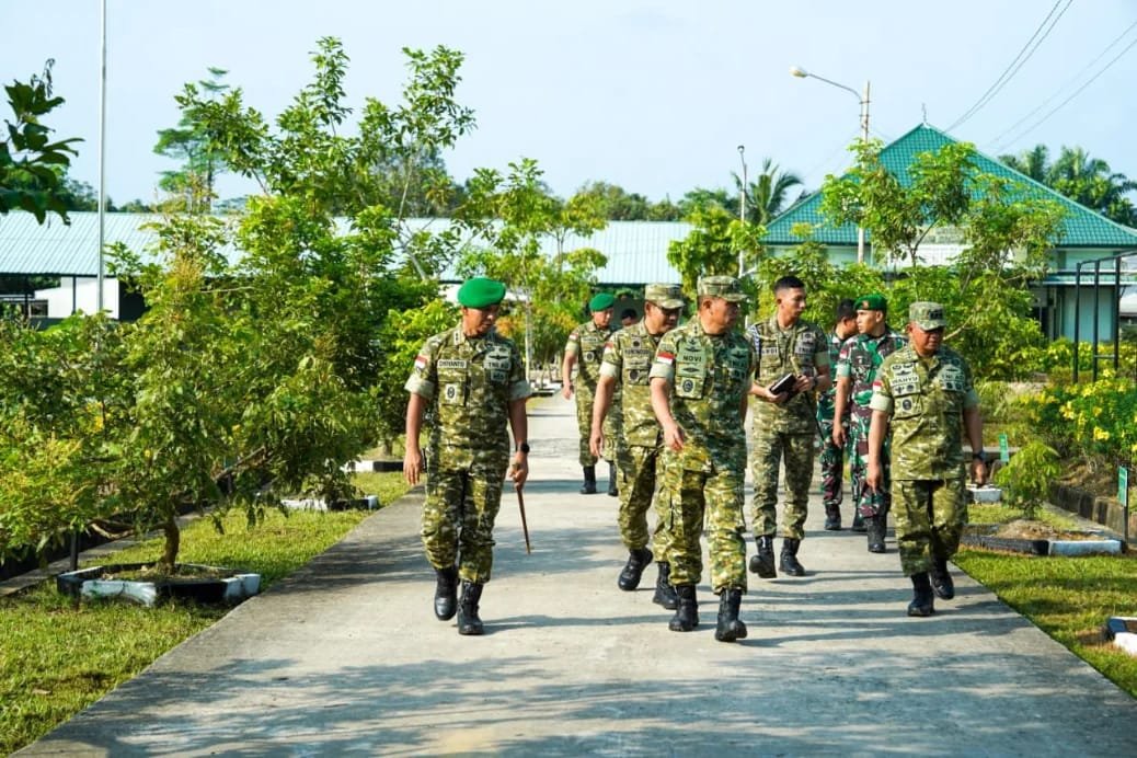 Kedatangan Pangdam XII/Tpr disambut langsung dengan jajar kehormatan oleh Dandim 1208/Sambas, Letkol Inf Dwiyanto Kusumo, M.A.P., beserta seluruh jajaran perwira staf dan personel Kodim. - thewasesanews.com
