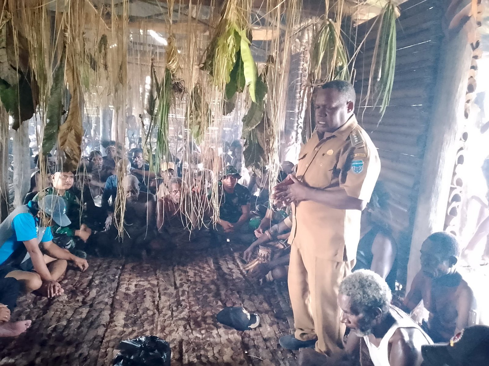 Prajurit Satgas Yonif 123/Rajawali membantu warga membangun Rumah Adat Jew di Kampung Basim Asmat. - thewasesanews.com