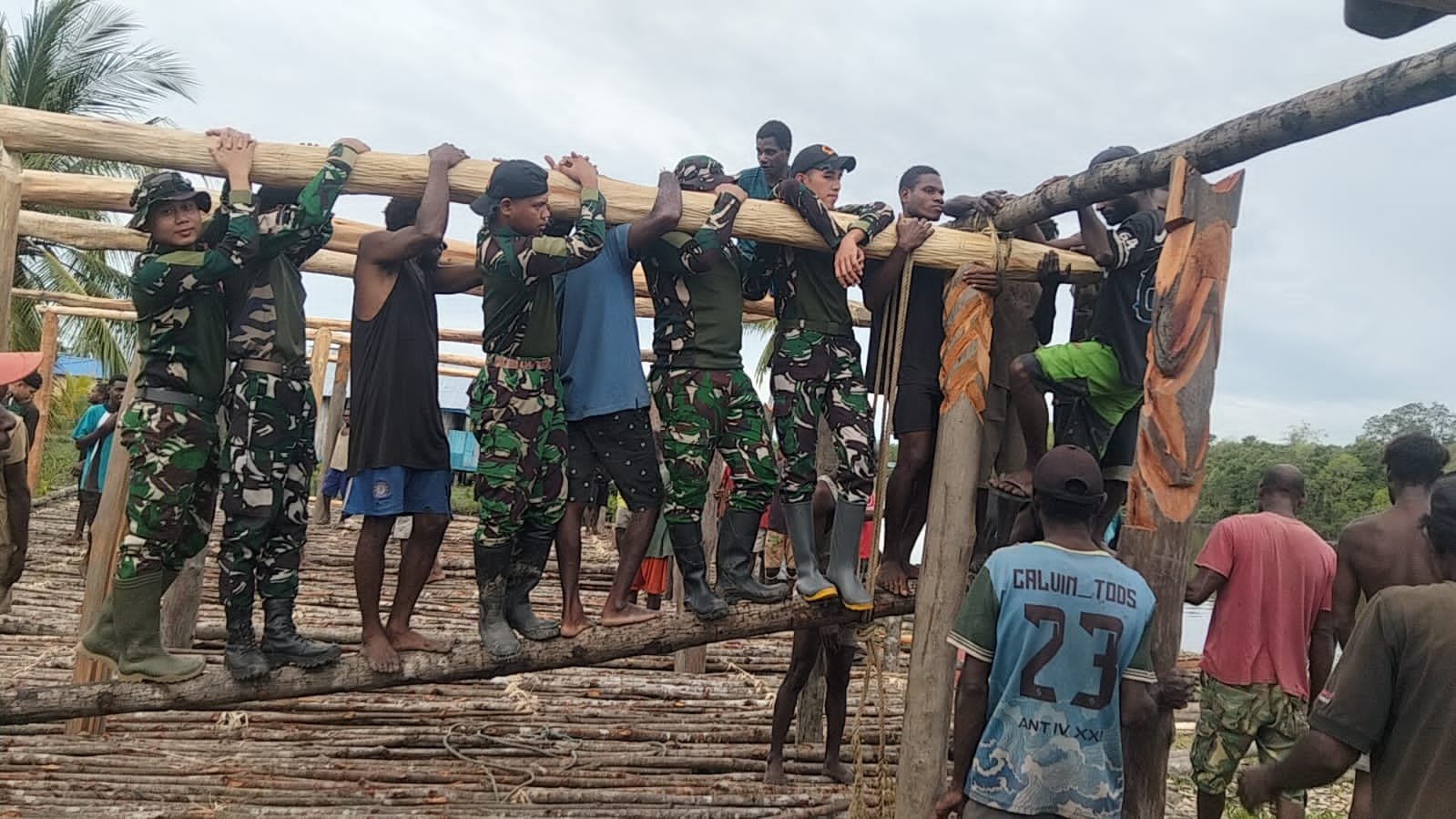 Prajurit Satgas Yonif 123/Rajawali membantu warga membangun Rumah Adat Jew di Kampung Basim Asmat. - thewasedanews.com