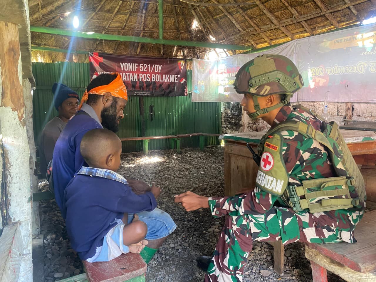 Personel Satgas Yonif 521/DY memberikan pelayanan kesehatan gratis kepada warga di Pos Bolakme. - thewasesanews.com
