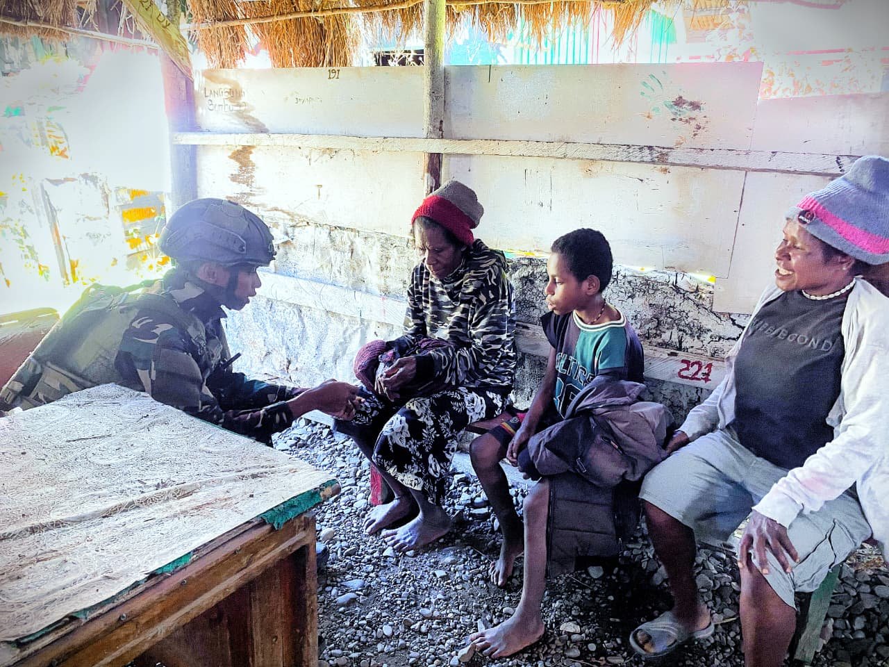 Personel Satgas Yonif 521/DY memberikan pelayanan kesehatan gratis kepada warga di Pos Bolakme. - thewasesanews.com