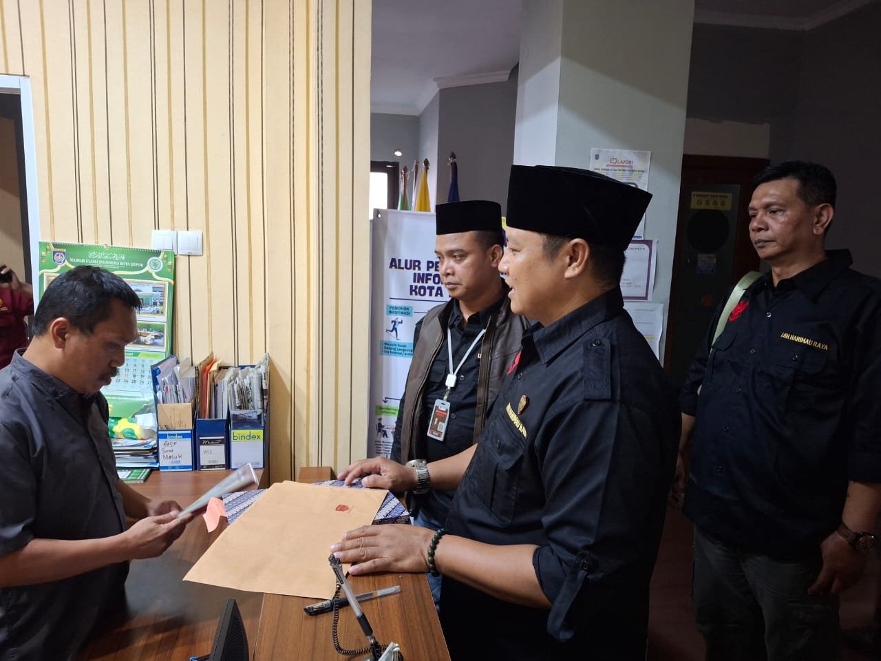 Dir. LBH Dimas Rangga & Ketua DPD Jawa Barat Memberikan legalitas kepada kesbangpol kota depok. - thewasesanews.com
