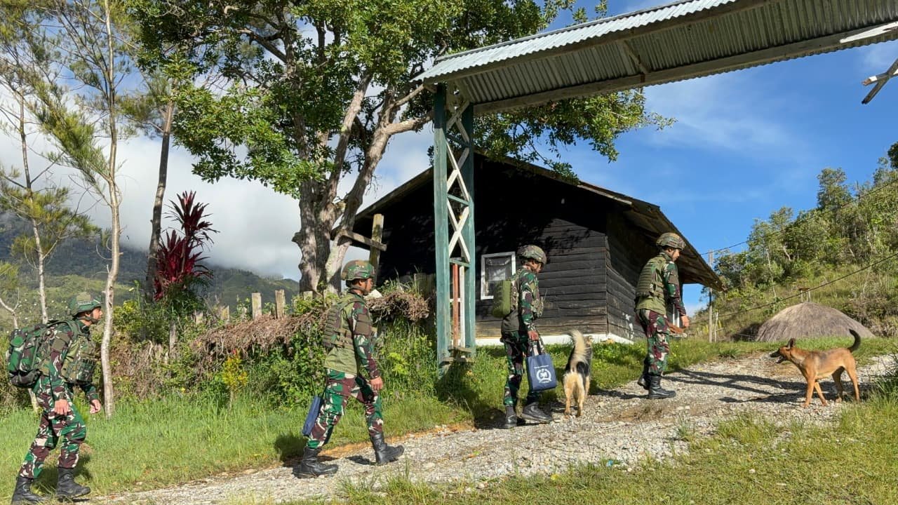 Personel Satgas Yonif 521/DY berbincang hangat dengan Kepala Kampung Napua saat kegiatan anjangsana. - thewasesanews.com