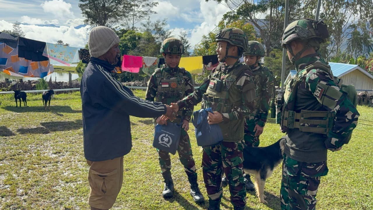 Personel Satgas Yonif 521/DY berbincang hangat dengan Kepala Kampung Napua saat kegiatan anjangsana.- thewasesanews.com