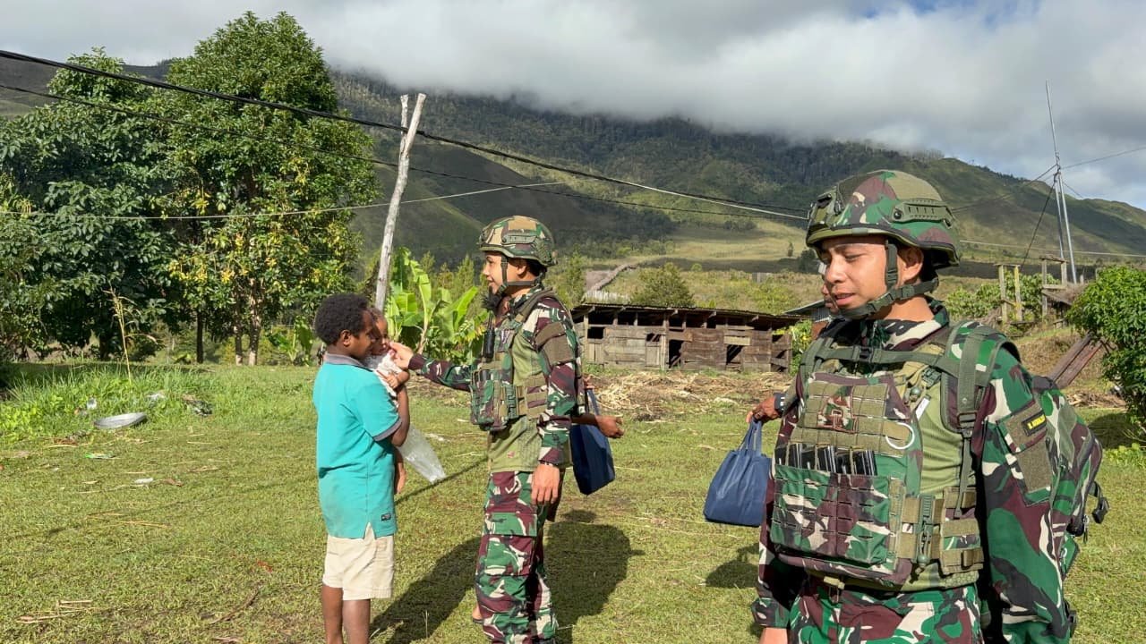 Personel Satgas Yonif 521/DY berbincang hangat dengan Kepala Kampung Napua saat kegiatan anjangsana. - thewasesanews.com