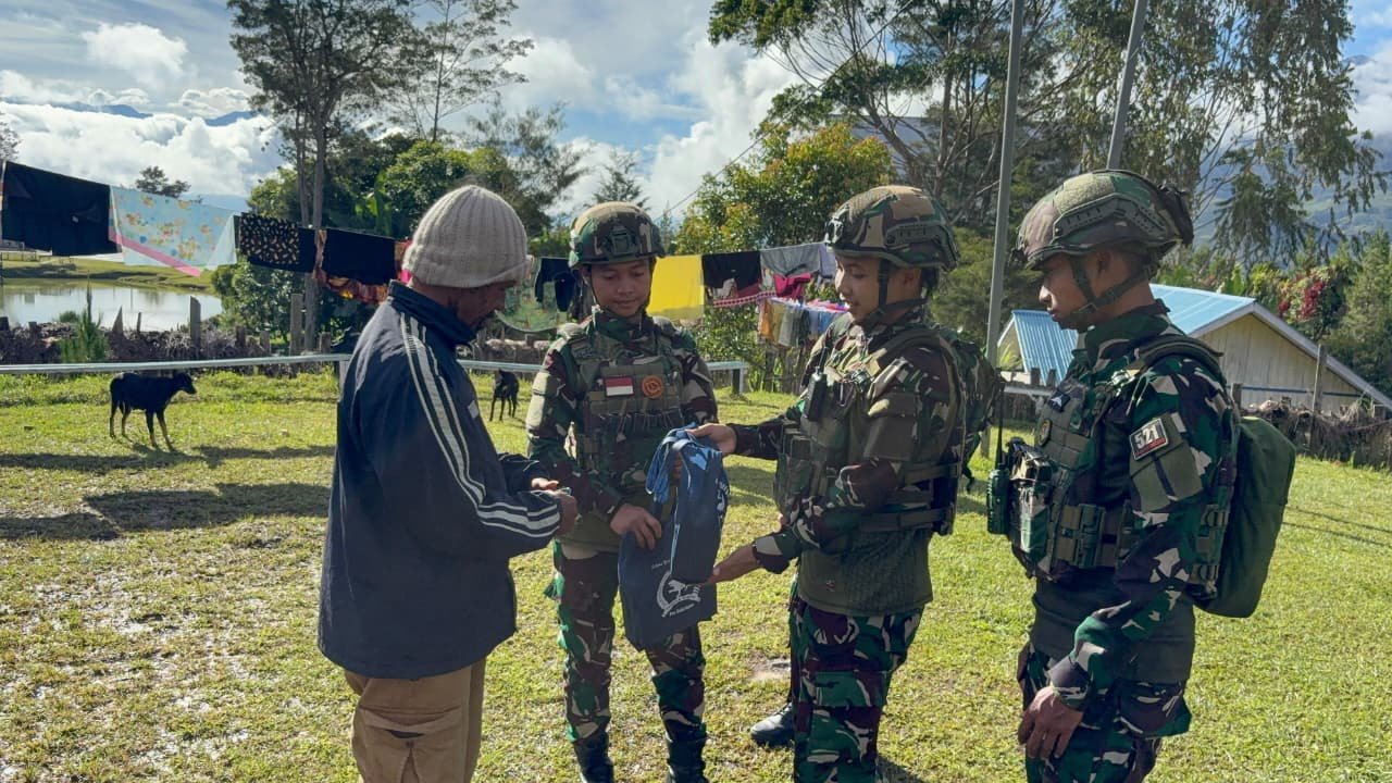 Personel Satgas Yonif 521/DY berbincang hangat dengan Kepala Kampung Napua saat kegiatan anjangsana. - thewasedanews.com