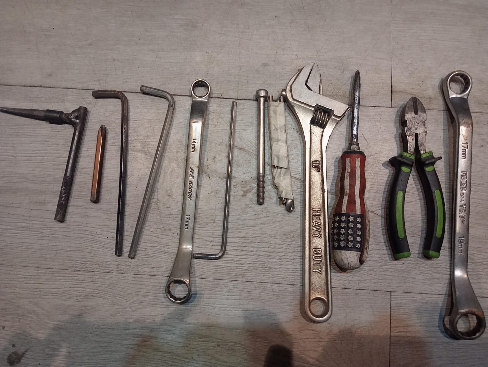 Anggota Polsek Batuceper mengamankan barang bukti kunci T dan motor curian dari tangan pelaku curanmor. - thewasedanews.com