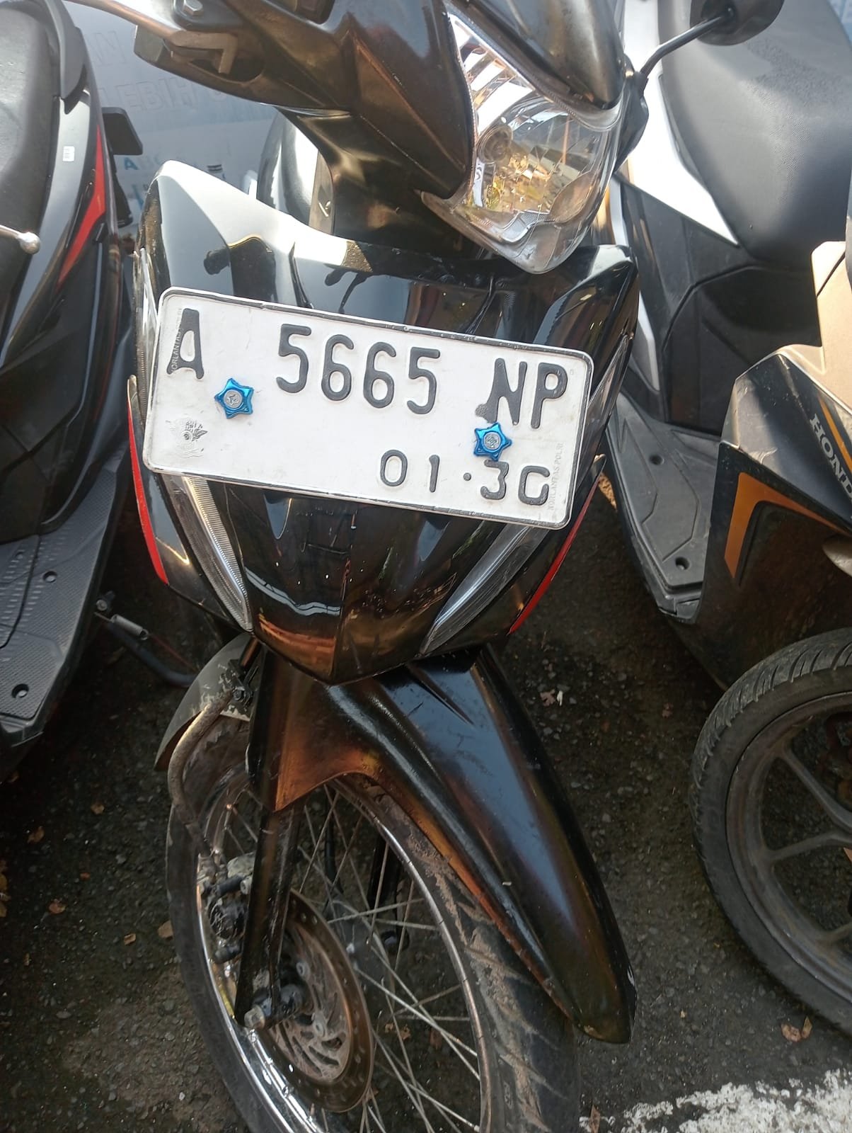 Anggota Polsek Batuceper mengamankan barang bukti kunci T dan motor curian dari tangan pelaku curanmor. - thewasedanews.com