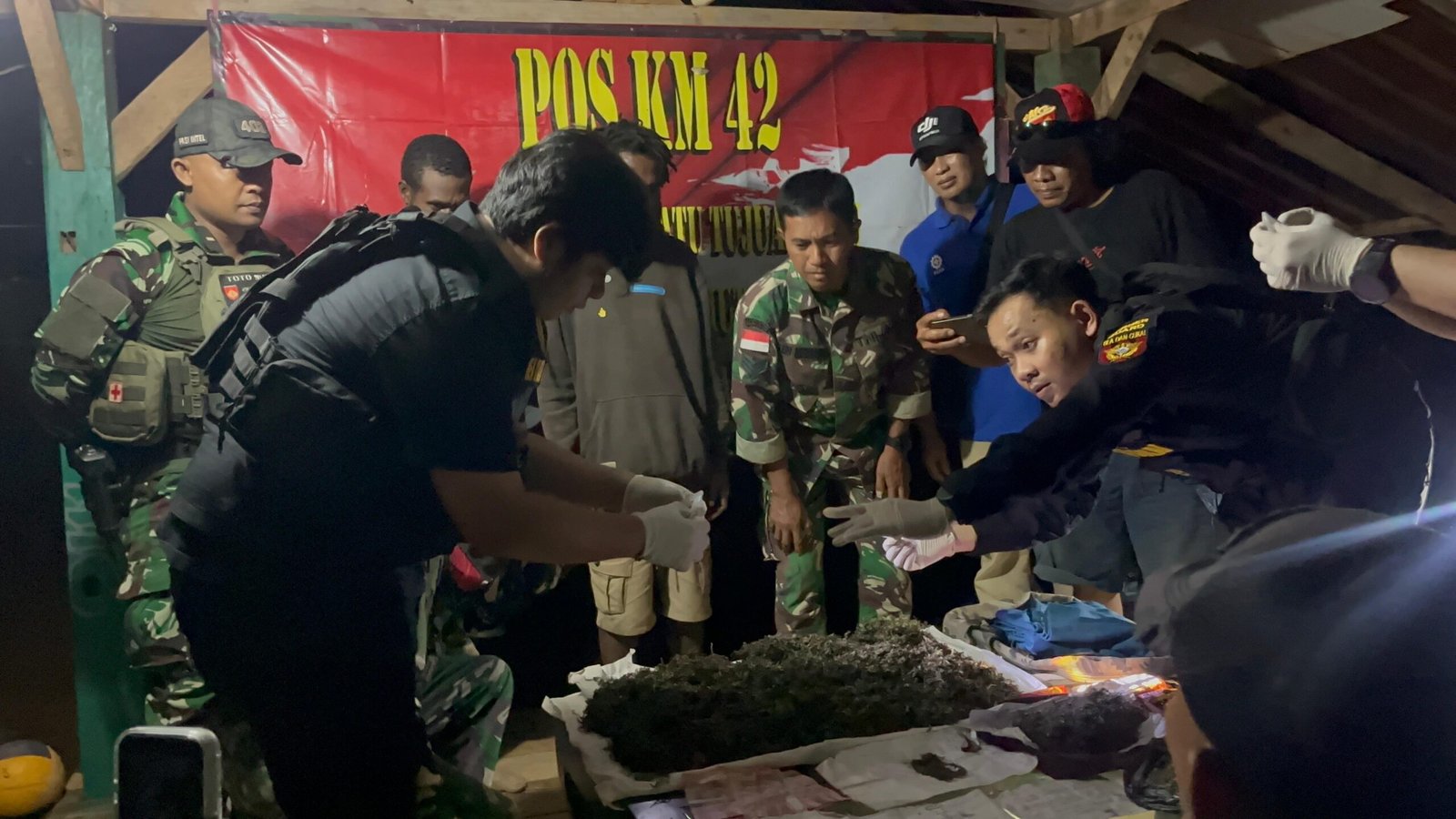Personel Satgas Yonif 403/WP menunjukkan barang bukti 4 paket ganja kering hasil tangkapan di perbatasan RI-PNG. - thewasesanews.com