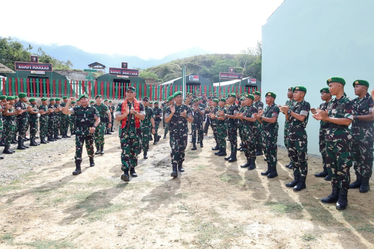 Pangdam I/BB Mayjen TNI Hendy Antariksa saat meninjau barak prajurit di Yonif TP 904/Garamata, Tanah Karo. - thewasesanews.com