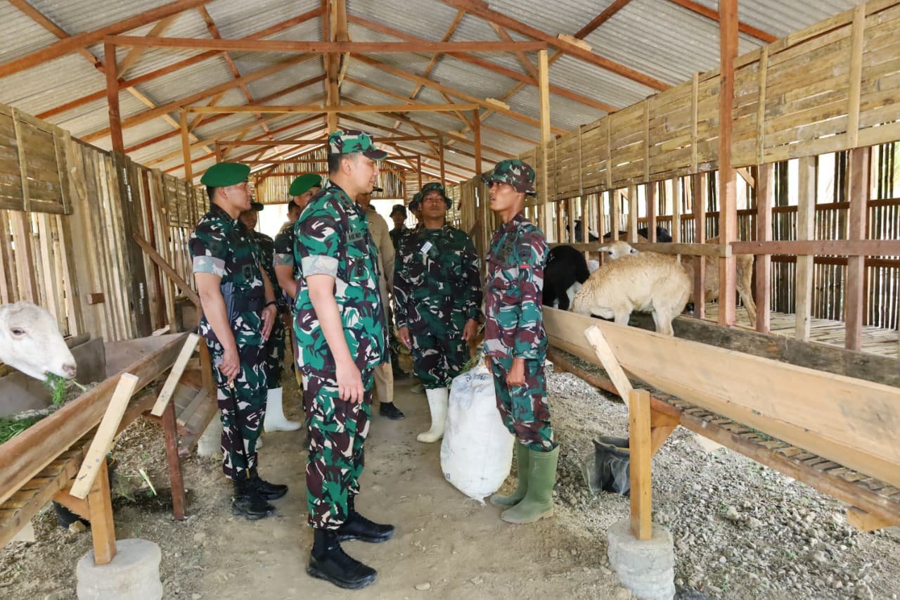 Pangdam I/BB Mayjen TNI Hendy Antariksa saat meninjau barak prajurit di Yonif TP 904/Garamata, Tanah Karo. - thewasesanews.com