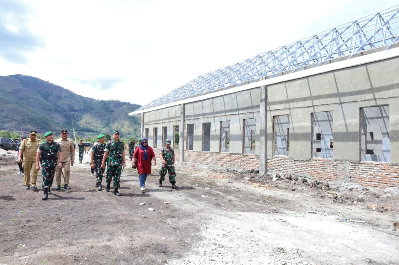 Pangdam I/BB Mayjen TNI Hendy Antariksa saat meninjau barak prajurit di Yonif TP 904/Garamata, Tanah Karo. - thewasesanews.com