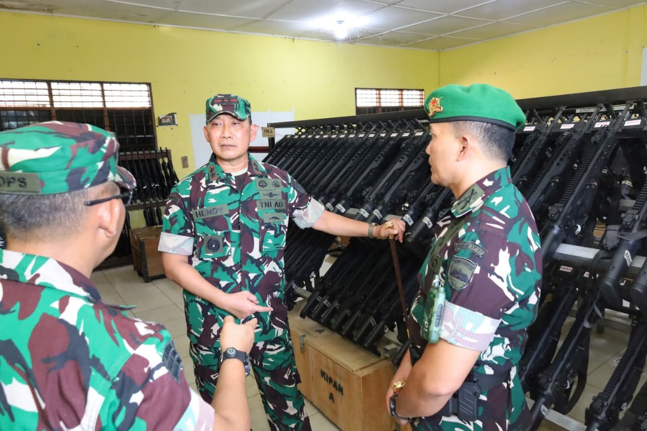 Pangdam I/BB Mayjen TNI Hendy Antariksa saat meninjau barak prajurit di Yonif TP 904/Garamata, Tanah Karo. - thewasesanews.com