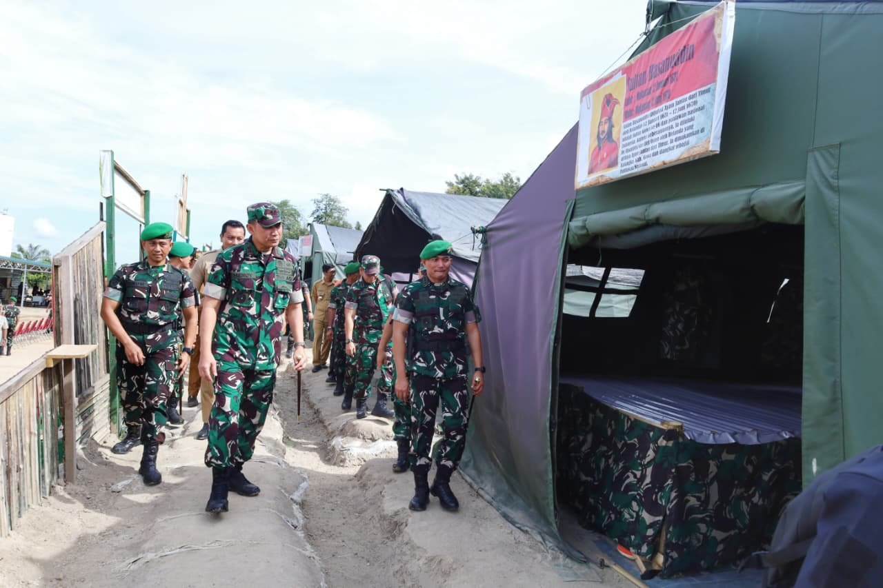 Pangdam I/BB Mayjen TNI Hendy Antariksa saat meninjau barak prajurit di Yonif TP 904/Garamata, Tanah Karo. - thewasesanews.com