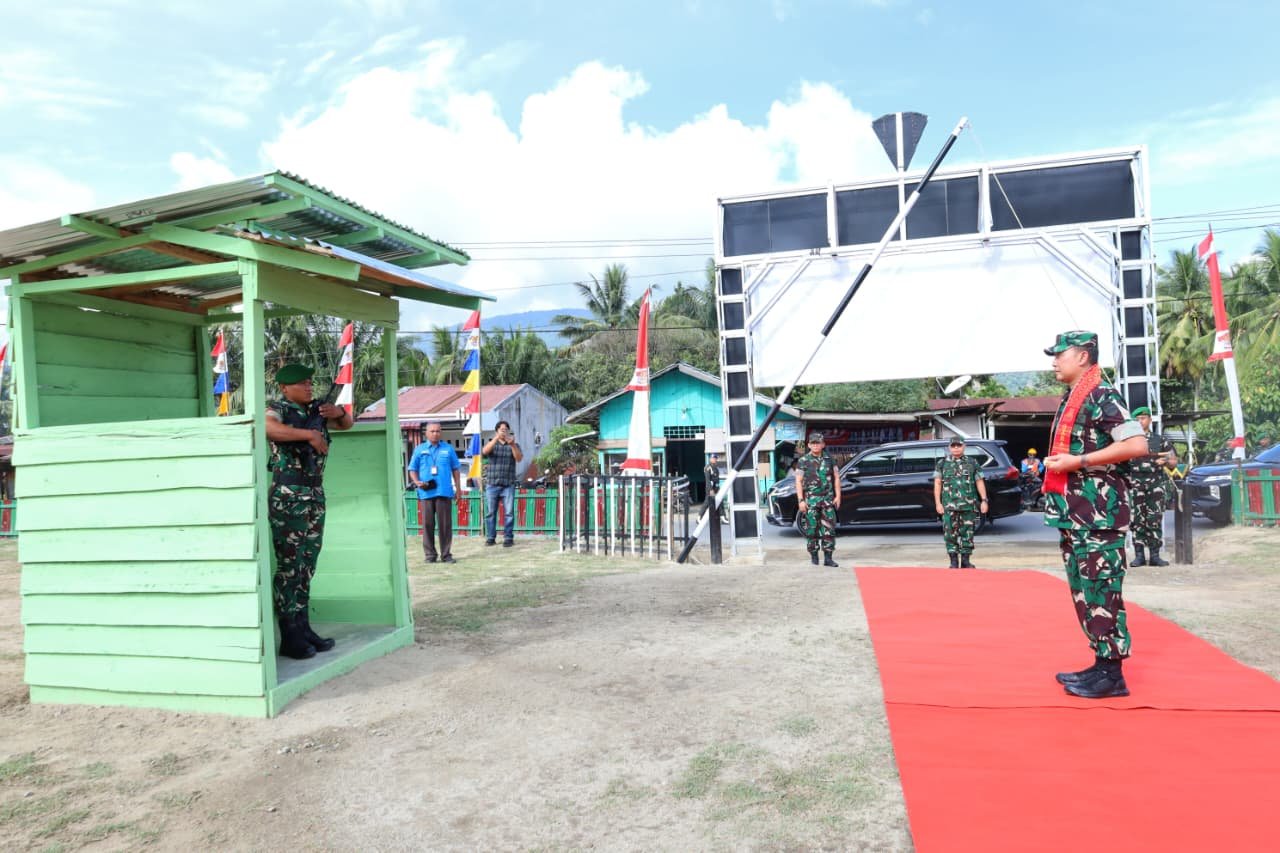 Pangdam I/BB Mayjen TNI Hendy Antariksa saat meninjau barak prajurit di Yonif TP 904/Garamata, Tanah Karo. - thewasesanews.com