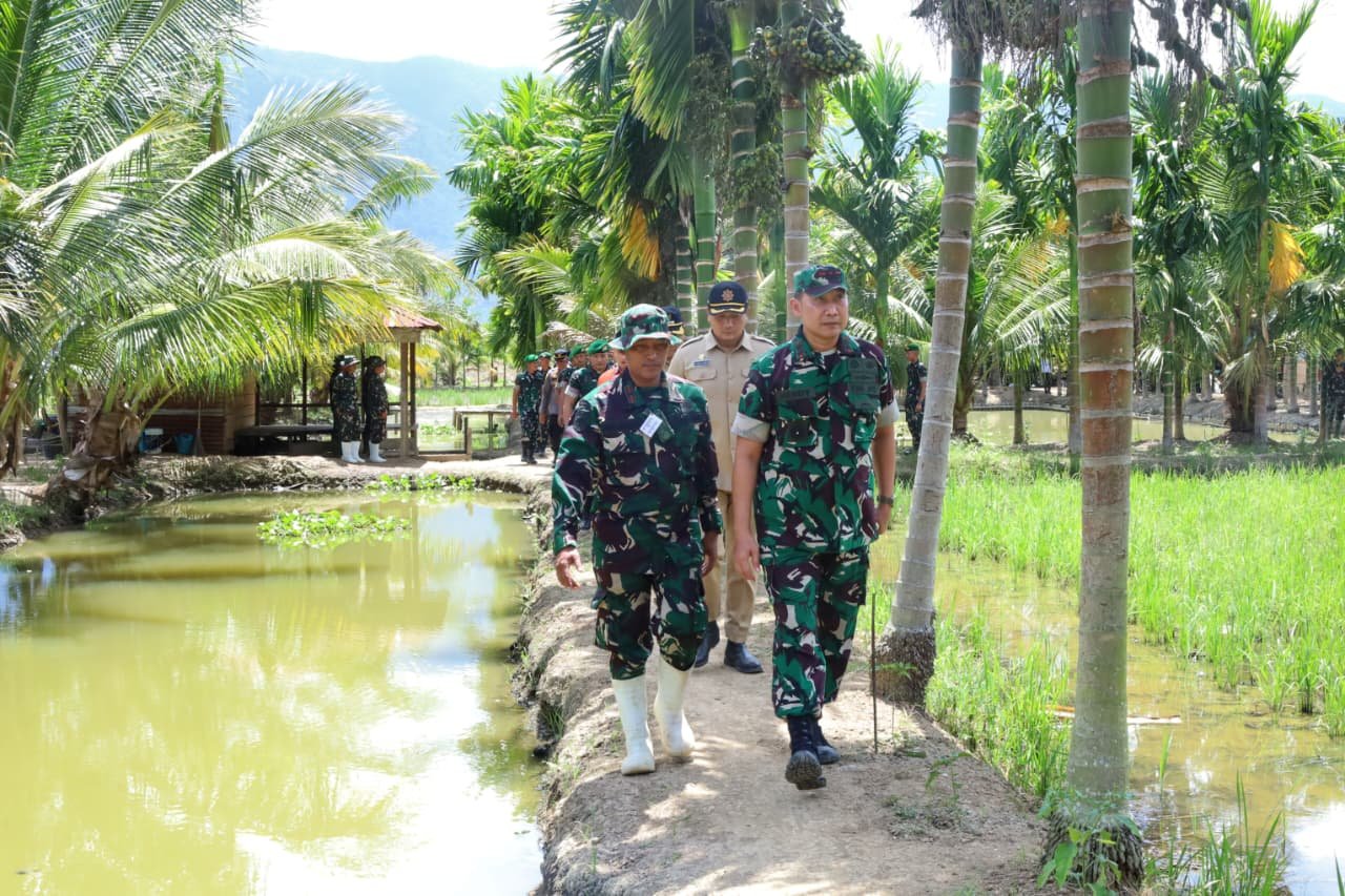 Pangdam I/BB Mayjen TNI Hendy Antariksa saat meninjau barak prajurit di Yonif TP 904/Garamata, Tanah Karo. - thewasesanews.com