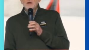 Perwakilan Jeremy Corbyn membacakan pernyataannya di depan massa pada demonstrasi anti perang terhadap Iran di depan Kedutaan Besar Amerika Serikat Vauxhall pada 7 Maret 2026
