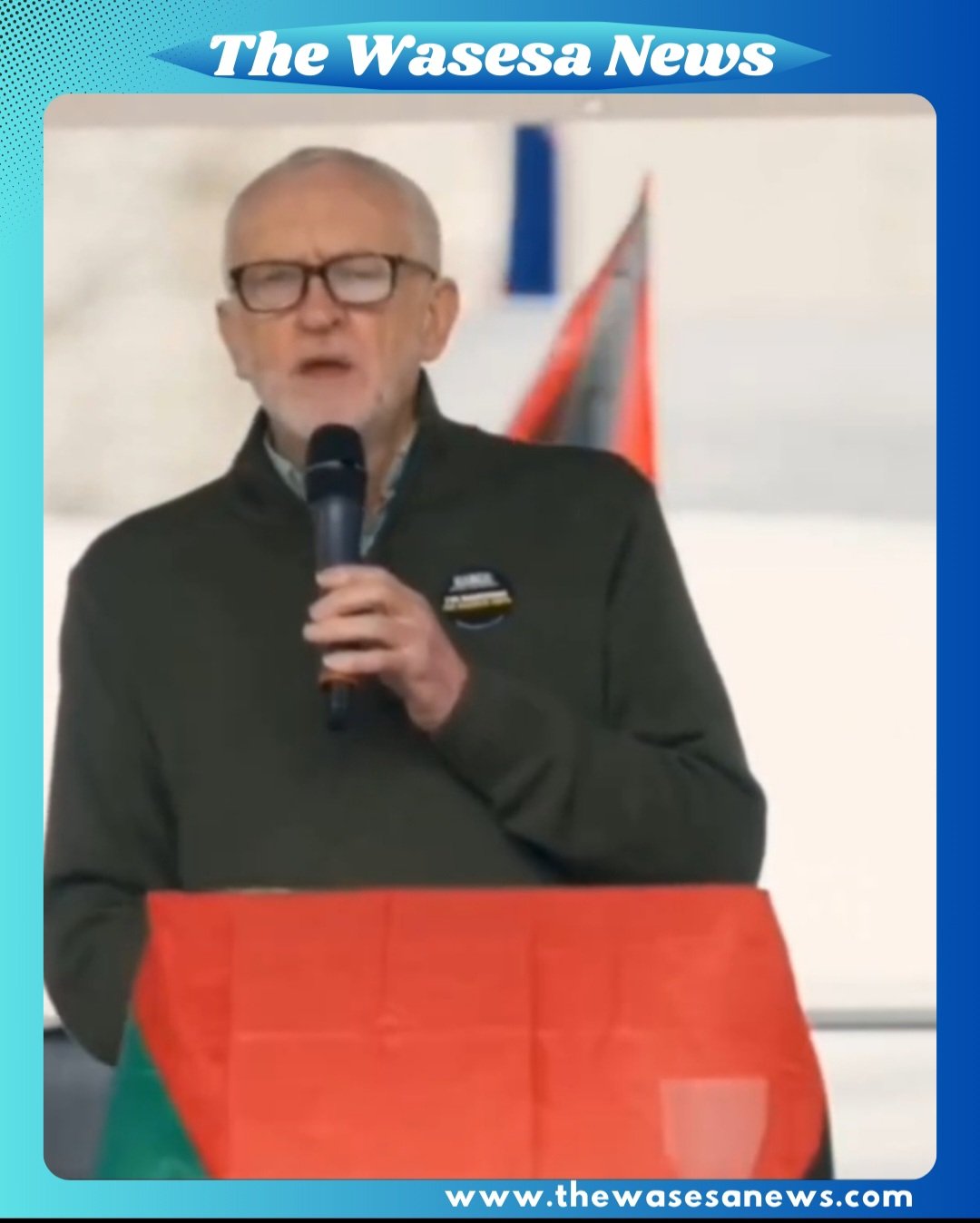 Perwakilan Jeremy Corbyn membacakan pernyataannya di depan massa pada demonstrasi anti perang terhadap Iran di depan Kedutaan Besar Amerika Serikat Vauxhall pada 7 Maret 2026