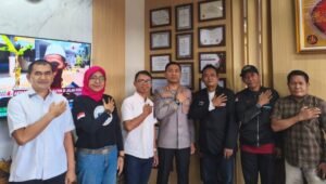 Kapolres Metro Tangerang Kota Kombes Pol Raden Muhammad Jauhari saat menerima audiensi pengurus FWJ Indonesia Korwil Kota Tangerang. - thewasesanews.com