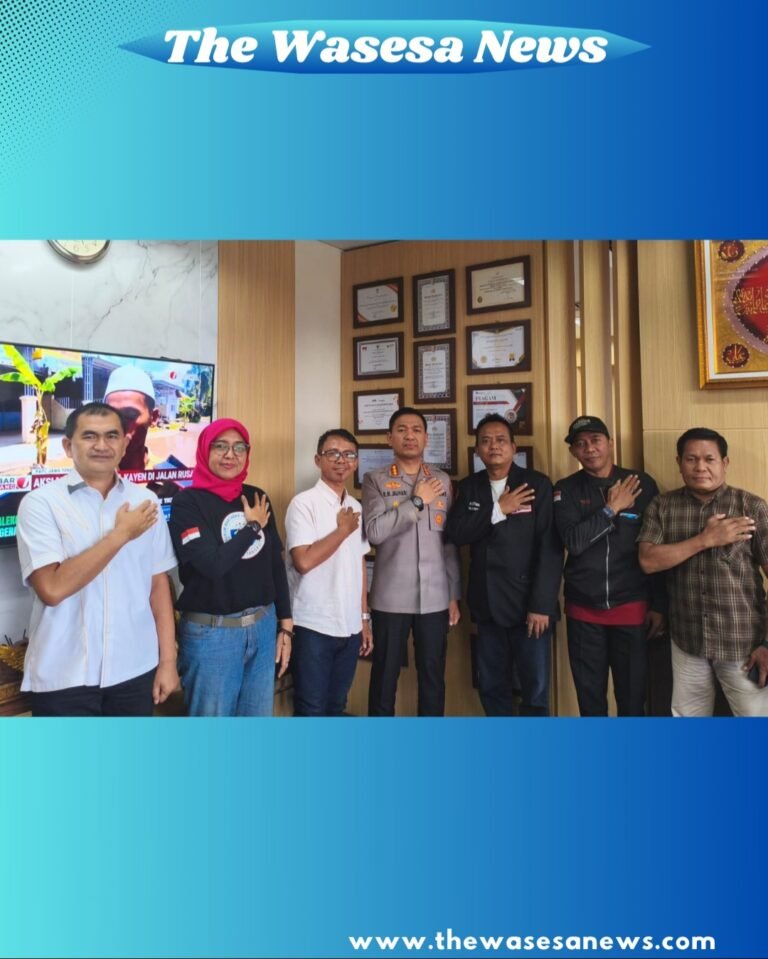 Kapolres Metro Tangerang Kota Kombes Pol Raden Muhammad Jauhari saat menerima audiensi pengurus FWJ Indonesia Korwil Kota Tangerang. - thewasesanews.com