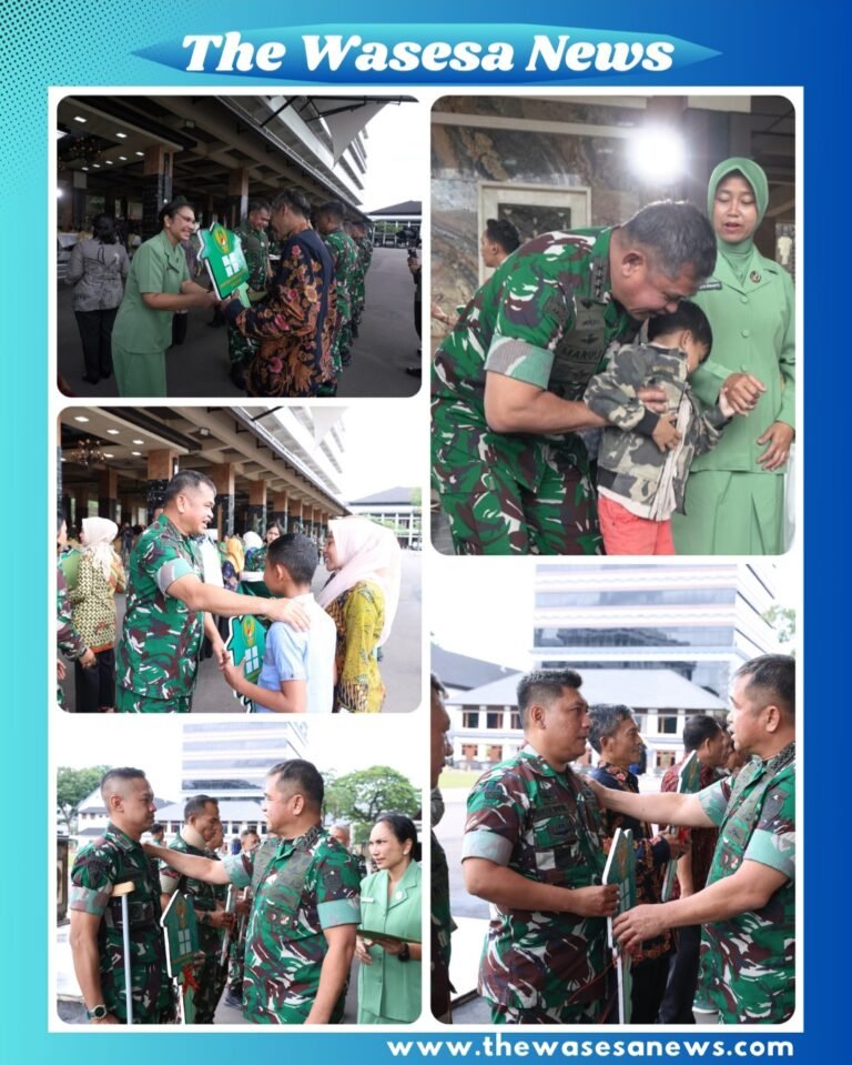 Suasana acara penyerahan bantuan rumah dengan suasana haru, diikuti oleh ahli waris prajurit gugur dan perwakilan TNI AD beserta Persit Kartika Chandra Kirana.