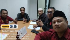 “Kuasa Hukum LBH Harimau Raya, Dimas Wahyu, SH., Pid, saat menyerahkan berkas permohonan penegakan hukum ketenagakerjaan kepada Dinas Tenaga Kerja, Transmigrasi dan Energi Provinsi DKI Jakarta terkait dugaan pelanggaran oleh PT Nusantara Sakti Group.”