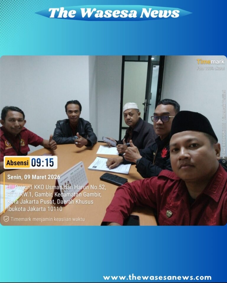 “Kuasa Hukum LBH Harimau Raya, Dimas Wahyu, SH., Pid, saat menyerahkan berkas permohonan penegakan hukum ketenagakerjaan kepada Dinas Tenaga Kerja, Transmigrasi dan Energi Provinsi DKI Jakarta terkait dugaan pelanggaran oleh PT Nusantara Sakti Group.”