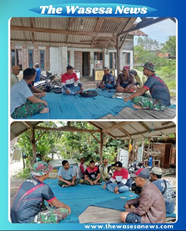 Prajurit TMMD dan warga Desa Wonosari dalam kegiatan Komunikasi Sosial setelah bekerja membangun infrastruktur RTLH dan fasilitas desa, Minggu (8/3/2026).