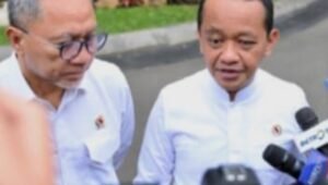 Menteri ESDM Bahlil Lahadalia (kanan) dan Menteri Mendikbudristek Brian Yuliarto (kiri) dalam rapat terbatas percepatan implementasi energi baru dan terbarukan (EBT) di kompleks Istana Kepresidenan, Jakarta, Kamis (5/3/2026). Rapat ini menghasilkan tiga inisiatif utama terkait PLTS 100 GW, konversi kendaraan listrik, dan konversi kompor listrik untuk mengurangi ketergantungan energi fosil