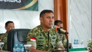 Pangdam XII/Tpr Mayjen TNI Novi Rubadi Sugito memberikan pengarahan di Makodim 1208/Sambas. - thewasesanews.com