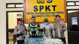 Personel Polres Halmahera Tengah saat mengamankan ratusan kantong miras jenis cap tikus dalam operasi rutin Kamtibmas.- thewasesanews.com