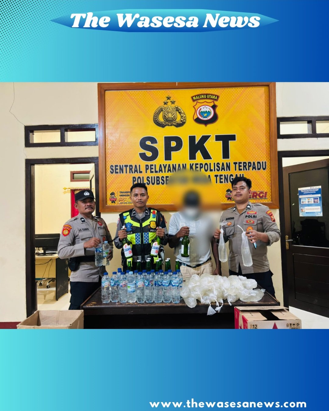 Personel Polres Halmahera Tengah saat mengamankan ratusan kantong miras jenis cap tikus dalam operasi rutin Kamtibmas.- thewasesanews.com